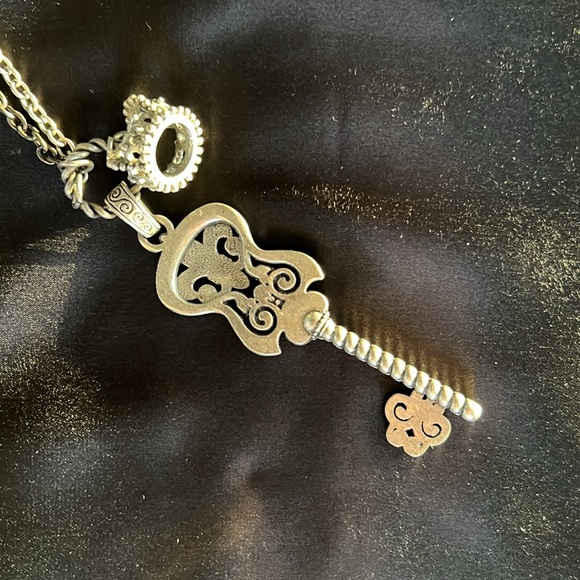 Hard Rock Cafe Pewter colored guitar shaped Key/Crown necklace - Picture 3 of 6